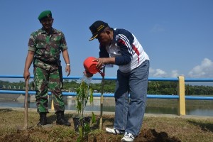 Asisten Administrasi Sekda Ir Gunarto menanam pohon secara simbolis (1)