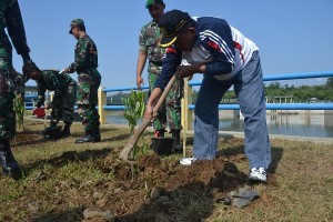 Asisten Administrasi Sekda Ir Gunarto menanam pohon secara simbolis (3)
