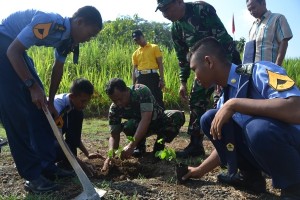 Siswa SMK Penerbangan Purbalingga dibantu TNIPolri melakukan penanaman pohon di areal Bendung Slinga (1)