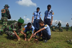 Siswa SMK Penerbangan Purbalingga dibantu TNIPolri melakukan penanaman pohon di areal Bendung Slinga (4)