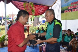 Wabup Serahkan program bantuan Dintanbunhut2