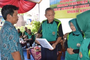 Wabup Serahkan program bantuan Dintanbunhut3