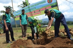 Wabup Tanam serentak bersama Muspida dan masyarakat2