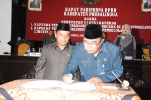 Ketua DPRD Kabupaten Purbalingga beserta Sekda menandatangani dua Raperda menjadi Perda di Ruang Paripurna (5)