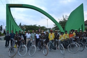 Berfoto bersama di Gerbang Taman Bojong