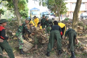 TNI dan SMK Penerbang kerja bakti di hutan kota (2)