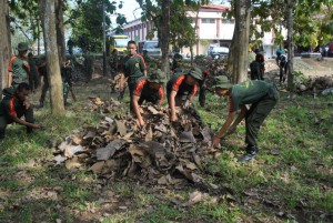 TNI dan Smk Penerbang kerja bakti di hutan kota